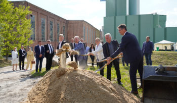 Dr. Karl Gerhold, geschäftsführender Gesellschafter der GETEC-Gruppe, Ministerpräsident Dr. Reine Haseloff, die ROMONTA-Geschäftsführer Rena Eichardt und Uwe Stieberitz, sowie Dr. Christian Storm, Geschäftsführer der Standardkessel Baumgarte GmbH, welches das Kraftwerk bauen wird.