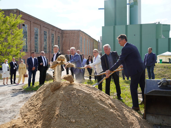 Dr. Karl Gerhold, geschäftsführender Gesellschafter der GETEC-Gruppe, Ministerpräsident Dr. Reine Haseloff, die ROMONTA-Geschäftsführer Rena Eichardt und Uwe Stieberitz, sowie Dr. Christian Storm, Geschäftsführer der Standardkessel Baumgarte GmbH, welches das Kraftwerk bauen wird.