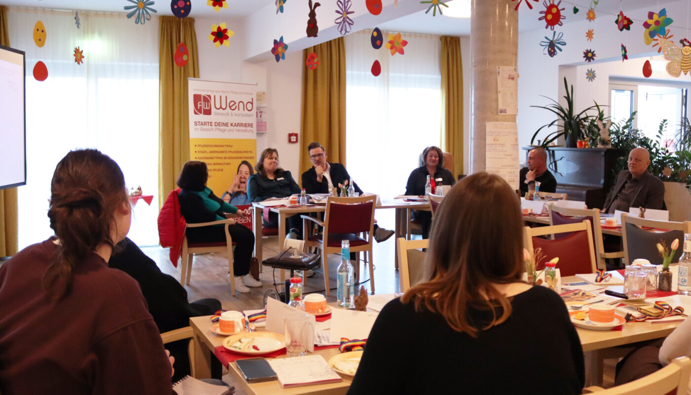 Florian Wend und Daniela Hartmann-Schwarz (Unternehmensgruppe Wend) haben Einblicke in die Begleitung von angehenden Pflegekräften während der Ausbildung präsentiert und Impulse für eine anders gedachte Ausbildung in der Pflegebranche gesetzt.